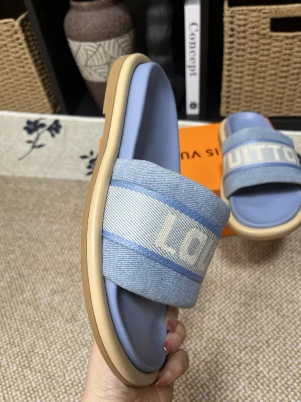 P320💰[New model] Long-term availability, 2025 new model, couple model [LOUlS VUlTTON] comes with drawer box, bag, card, invoice "Louis Vuitton ~ unique modern sandals. 》LV counter purchasing 🏃Men's and women's casual slippers, sold at the same time at the counter, the original old flower material upper is soft and comfortable, (refuses to discolor and rub the feet) sole: original factory special combination original sole, code number: 35--46 4 multiple colors 🉑️ to choose from
